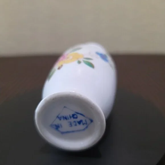 Vintage Made in China Miniature Flower Transfer Design White Vase - Picture 10 of 12